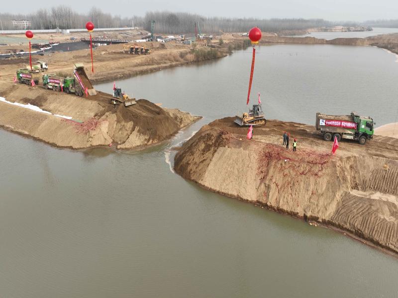 淠河防洪治理工程(霍邱段)冯瓴橡胶坝工程成功截流